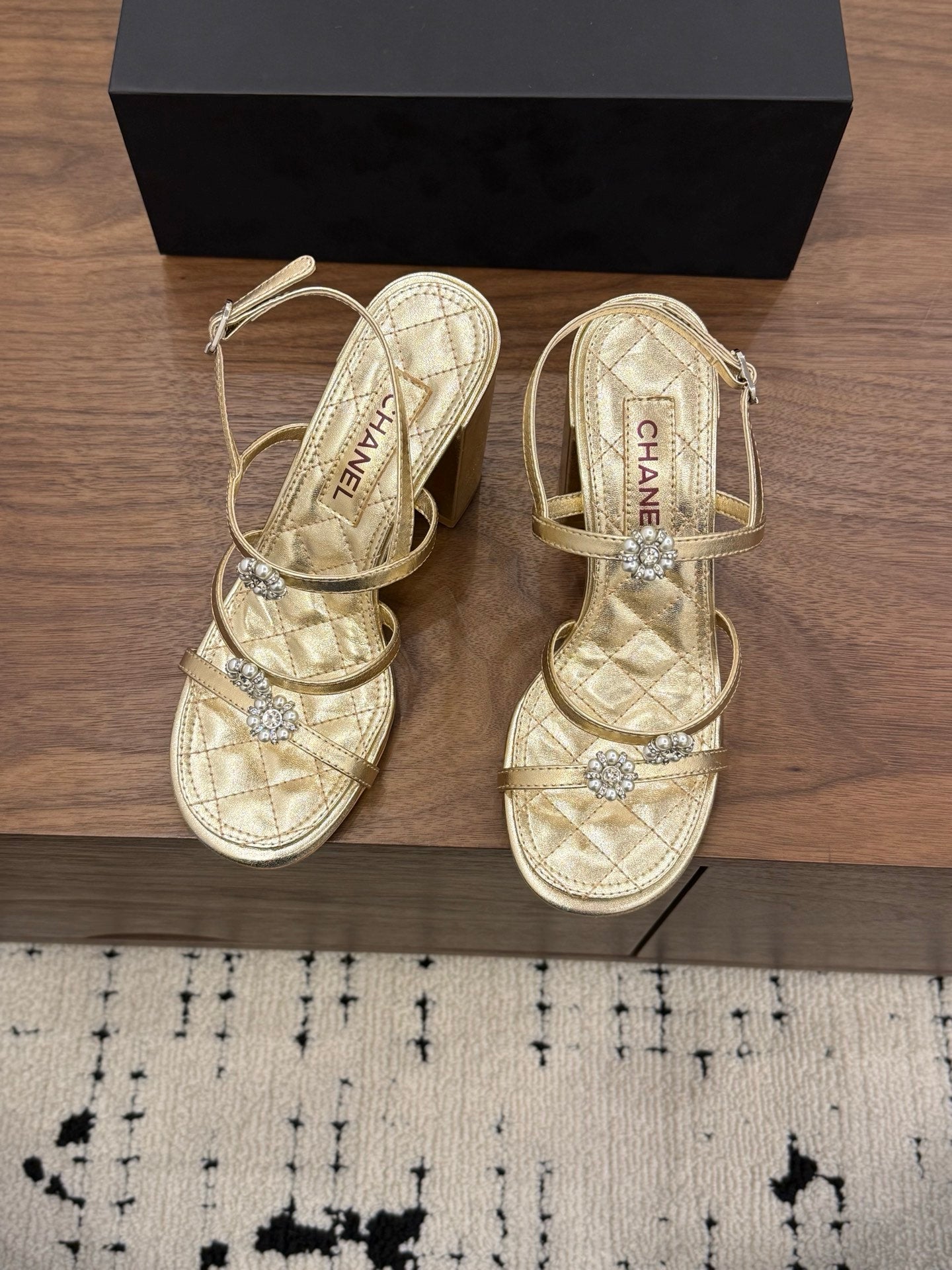 26SS NEU Goldene Kamelien-Perlen-Sandalen (Absatzhöhe: 9,5 cm)