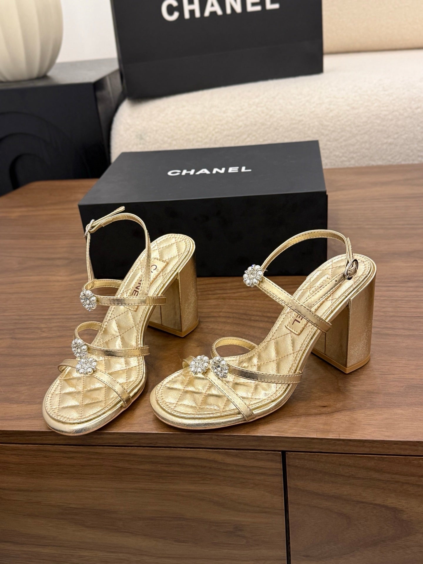 26SS NEU Goldene Kamelien-Perlen-Sandalen (Absatzhöhe: 9,5 cm)