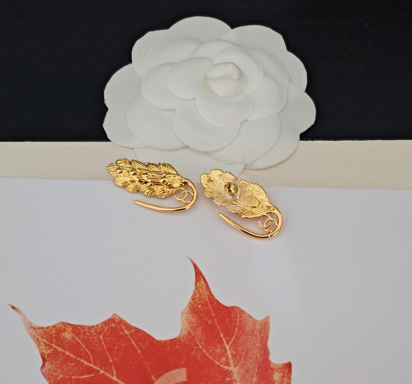 26SS NEUE goldene Blatthaken-Ohrringe