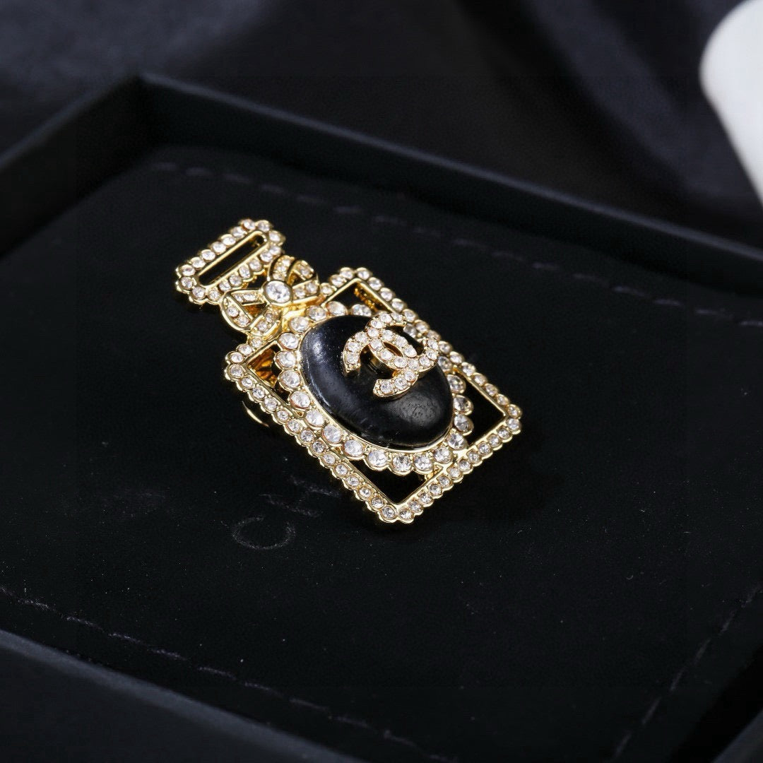 26SS NEUER Parfümflakon-Diamantbrosche aus Lammleder