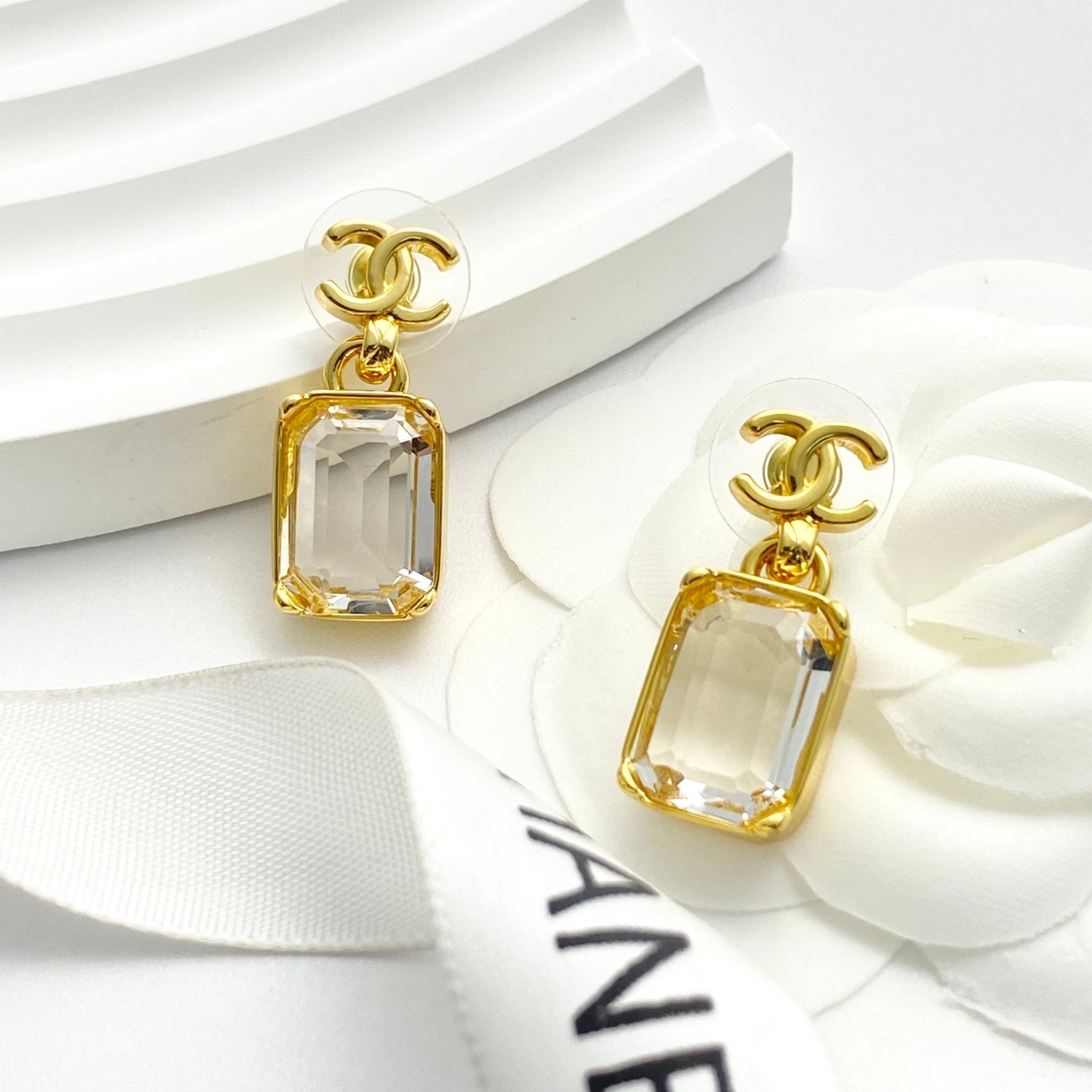 26SS NEU goldene doppel C transparente Bonbon-Anhängerohrringe