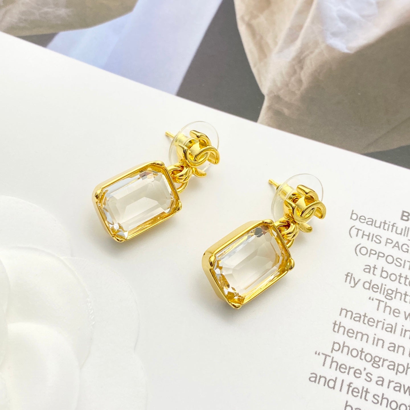 26SS NEU goldene doppel C transparente Bonbon-Anhängerohrringe