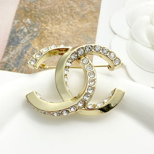26SS NUEVO Broche de doble C con diamantes retorcidos