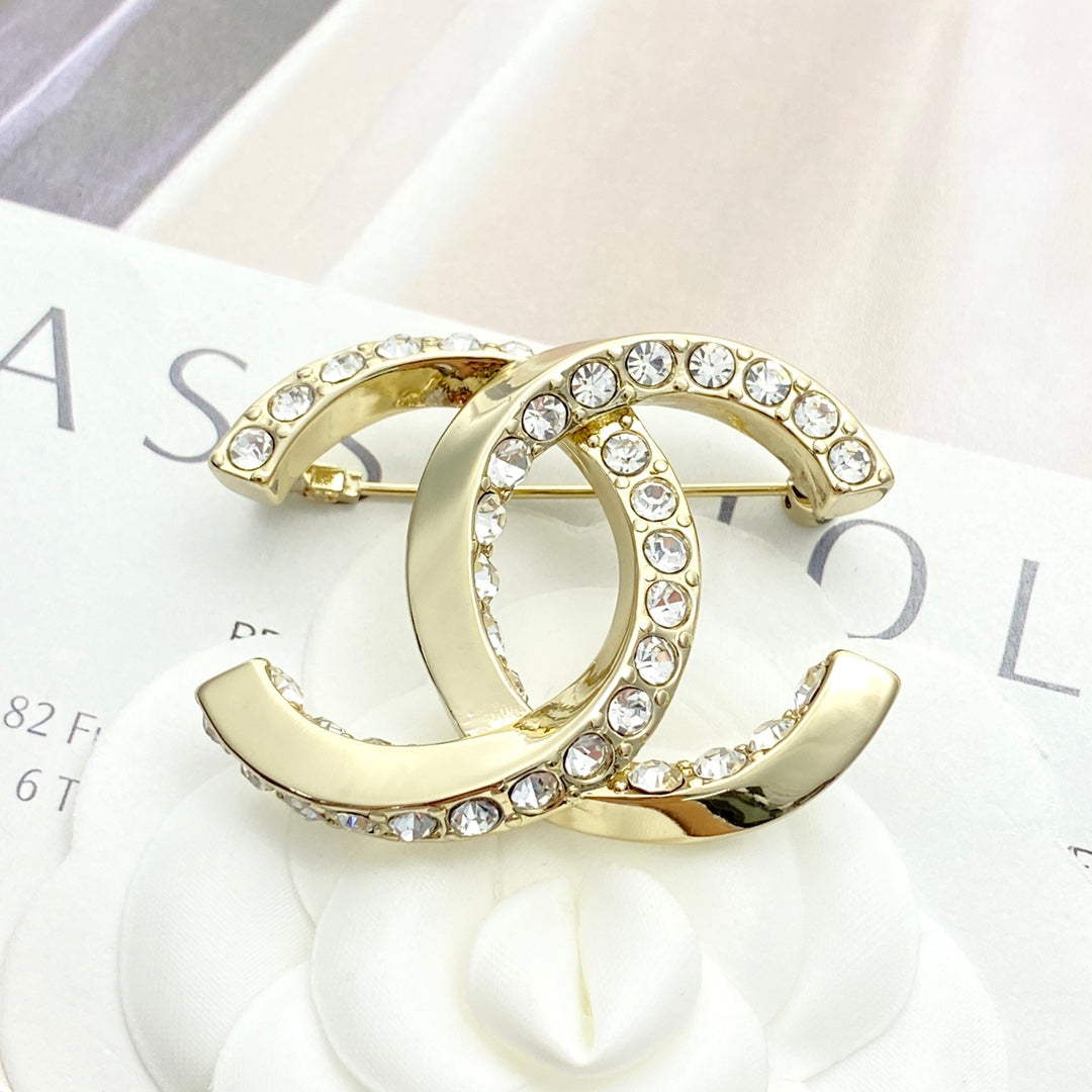 26SS NEU Doppel C gedrehte Diamantbrosche