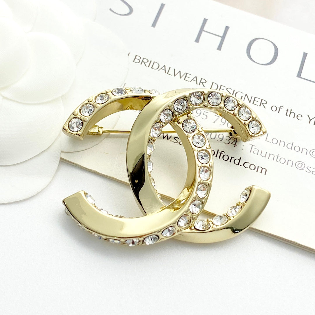 26SS NEU Doppel C gedrehte Diamantbrosche