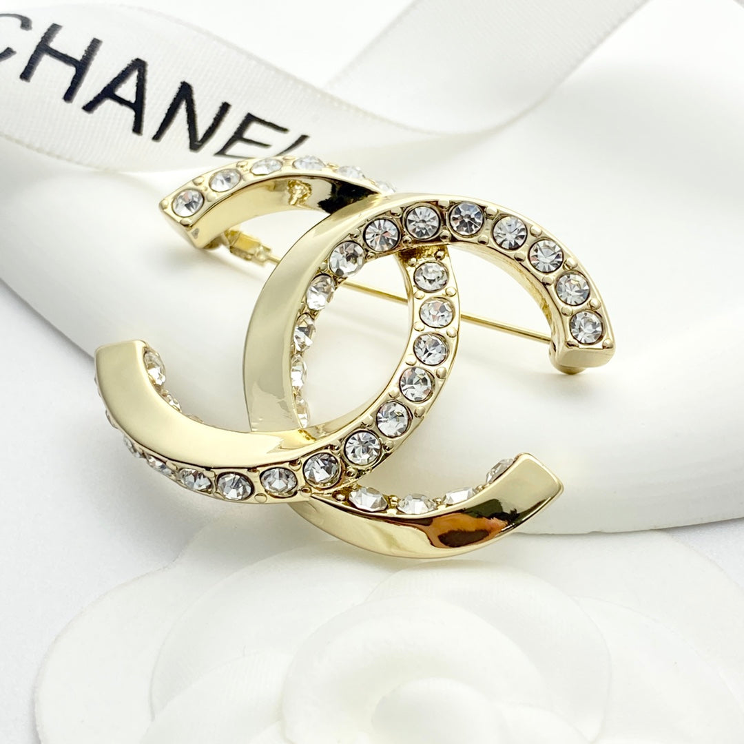 26SS NEU Doppel C gedrehte Diamantbrosche