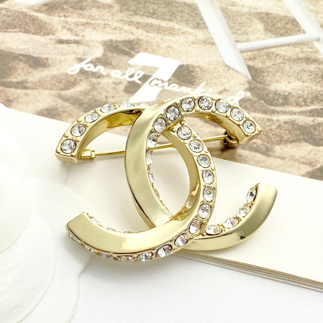 26SS NEU Doppel C gedrehte Diamantbrosche