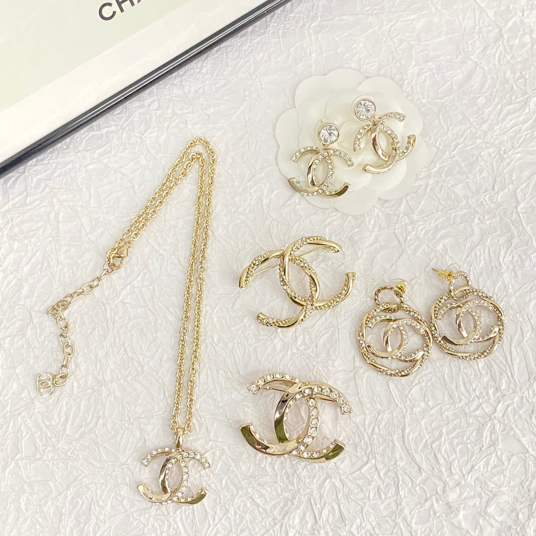 26SS NEU Doppel C gedrehte Diamantbrosche