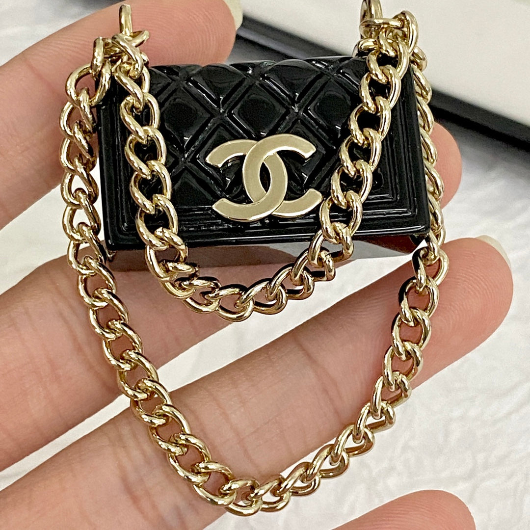 26SS NEU Schwarze Acryl-Tasche mit Quaste, Kette ⛓ Brosche