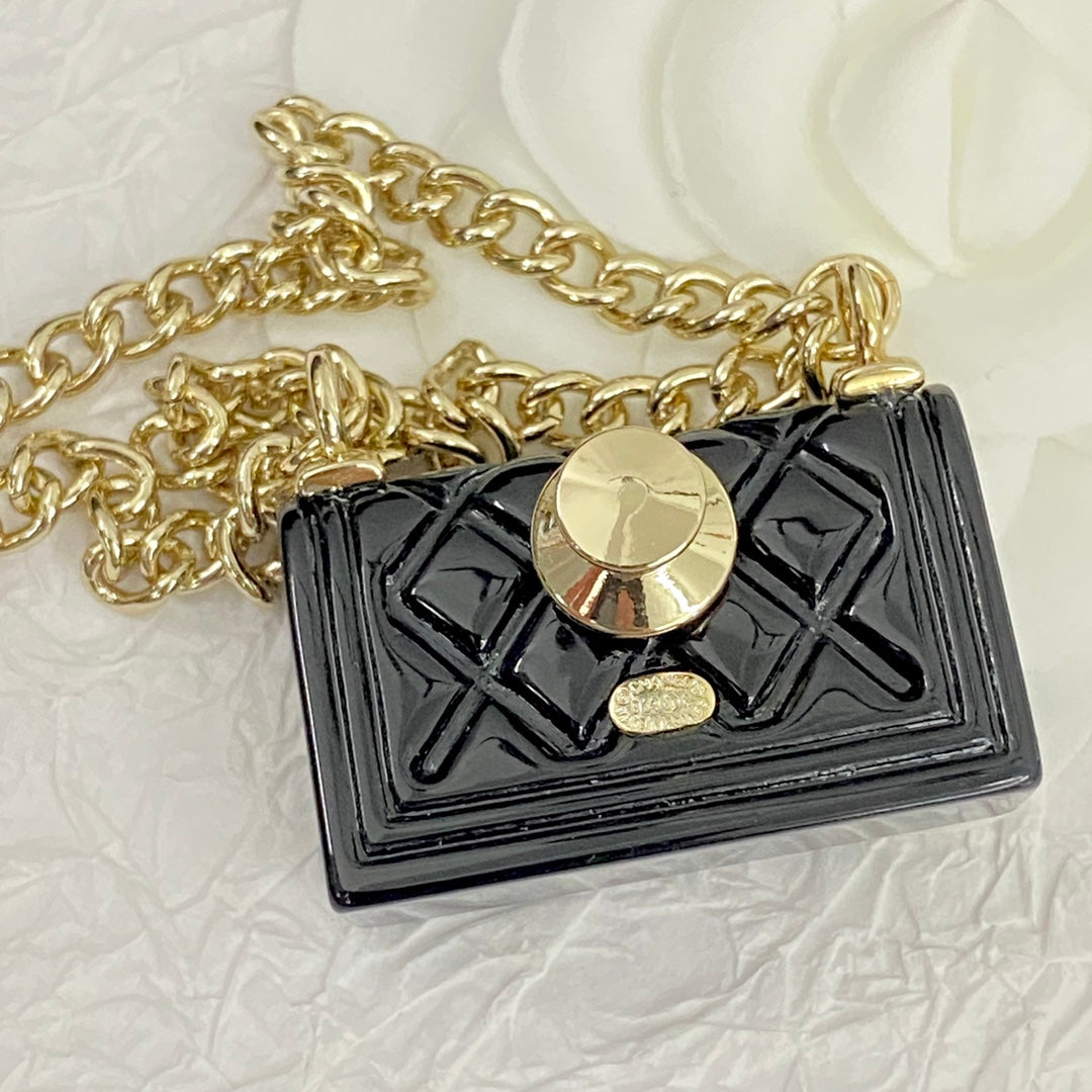 26SS NEU Schwarze Acryl-Tasche mit Quaste, Kette ⛓ Brosche