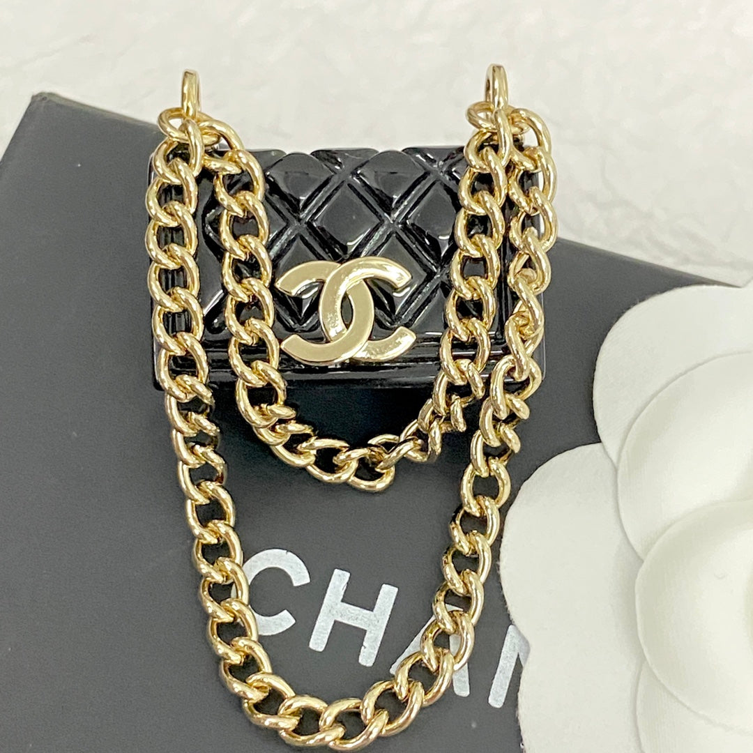 26SS NEU Schwarze Acryl-Tasche mit Quaste, Kette ⛓ Brosche
