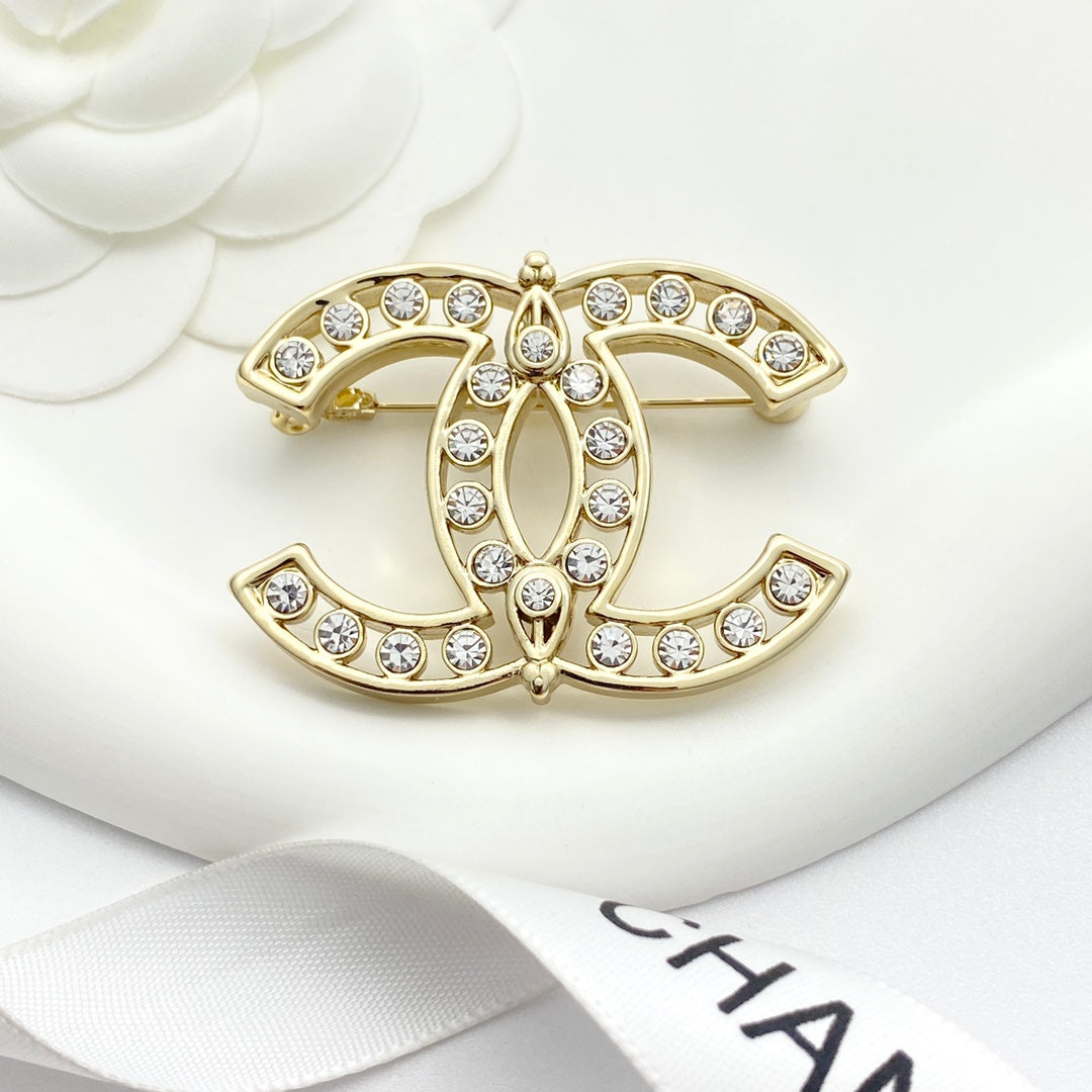 26SS NEUE Hohl-Strass-Doppel-C-Brosche