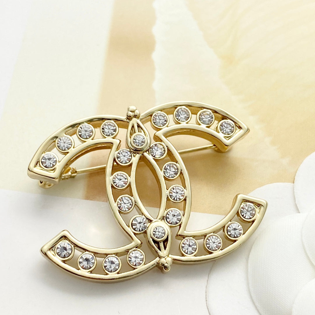 26SS NEUE Hohl-Strass-Doppel-C-Brosche