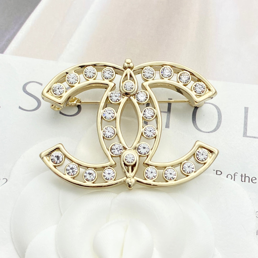 26SS NEUE Hohl-Strass-Doppel-C-Brosche