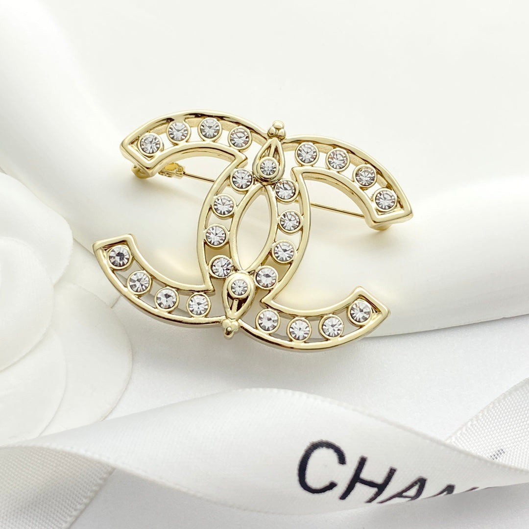 26SS NEUE Hohl-Strass-Doppel-C-Brosche