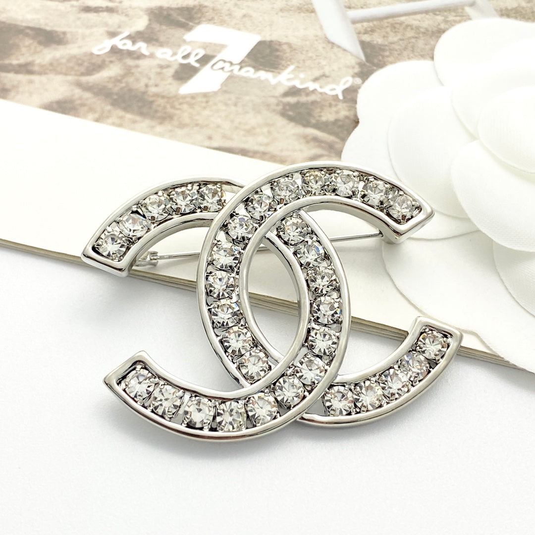 26SS NEUE silberne hohle Strass-Doppel-C-Brosche