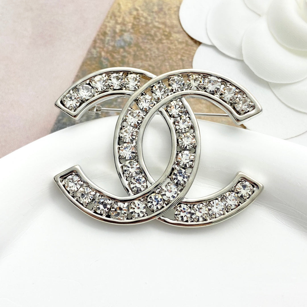 26SS NEUE silberne hohle Strass-Doppel-C-Brosche