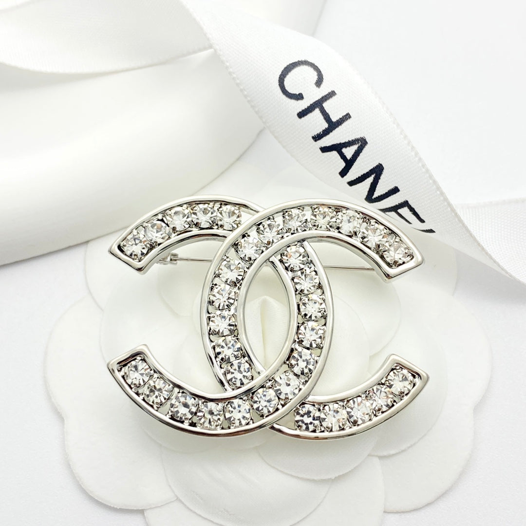 26SS NEUE silberne hohle Strass-Doppel-C-Brosche