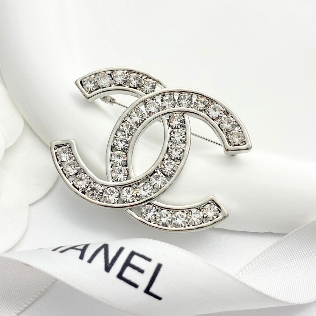 26SS NEUE silberne hohle Strass-Doppel-C-Brosche