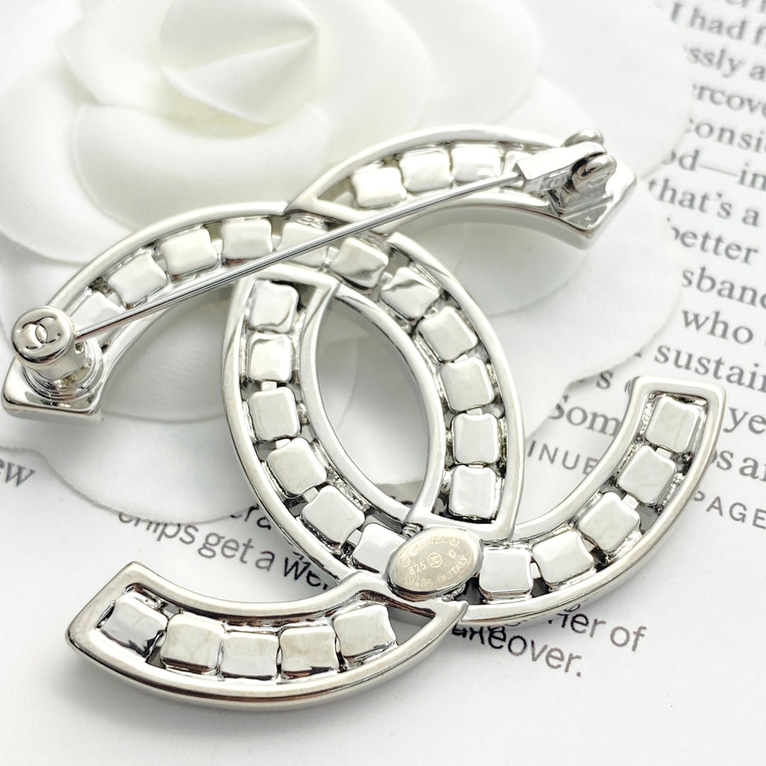 26SS NEUE silberne hohle Strass-Doppel-C-Brosche