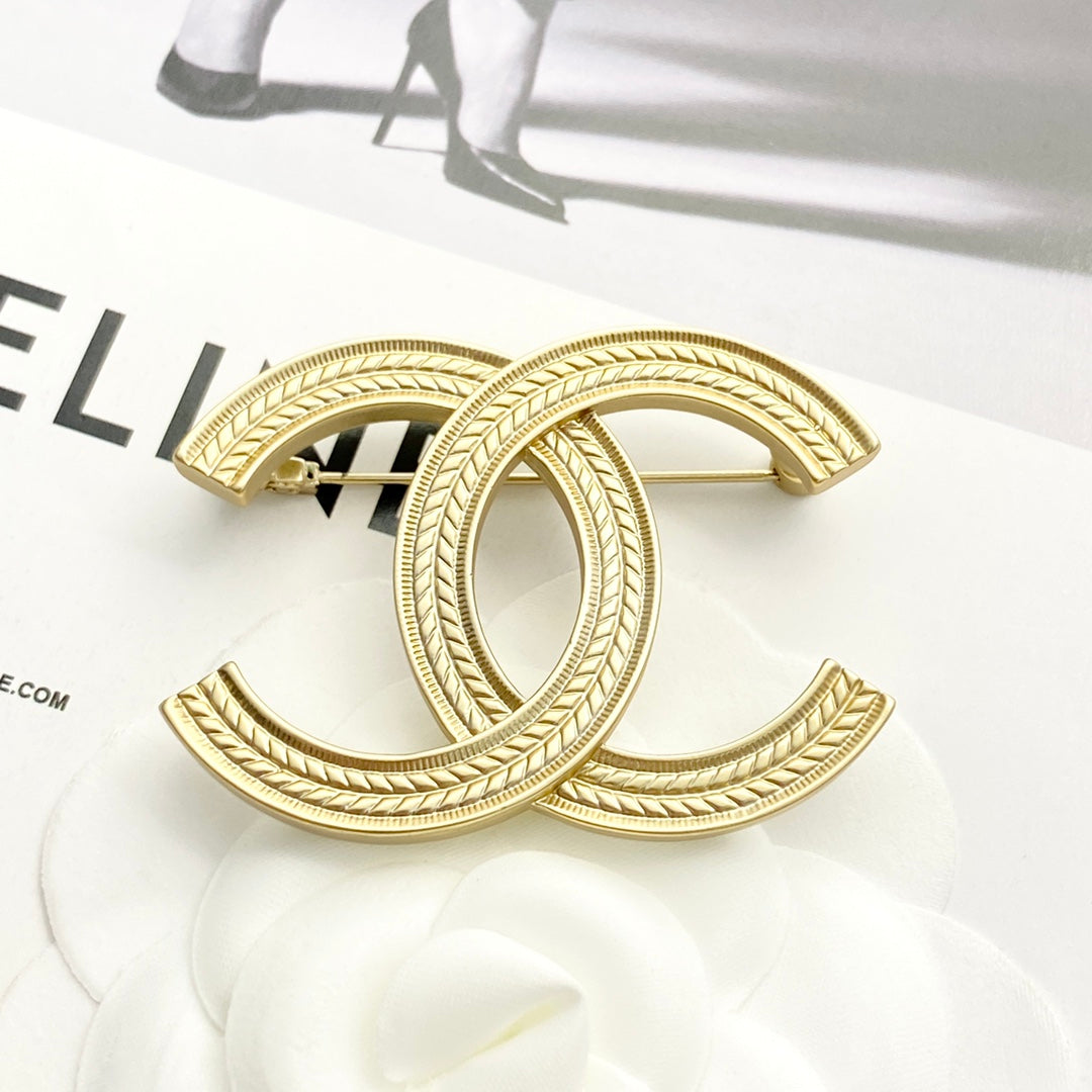 26SS NEUE geriffelte Doppel-C-Brosche