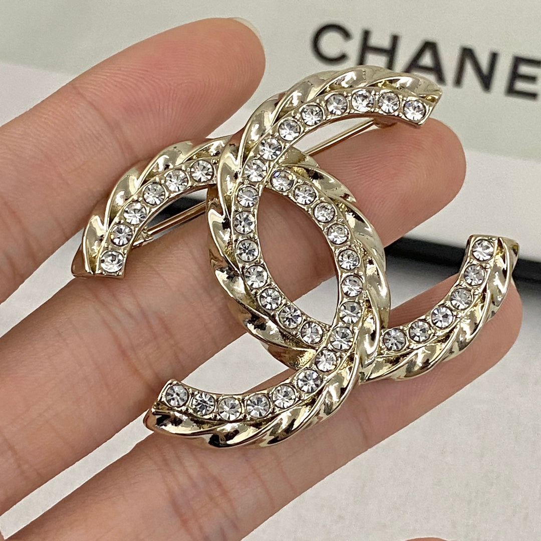 26SS NEW Full diamond corrugated double c brooch