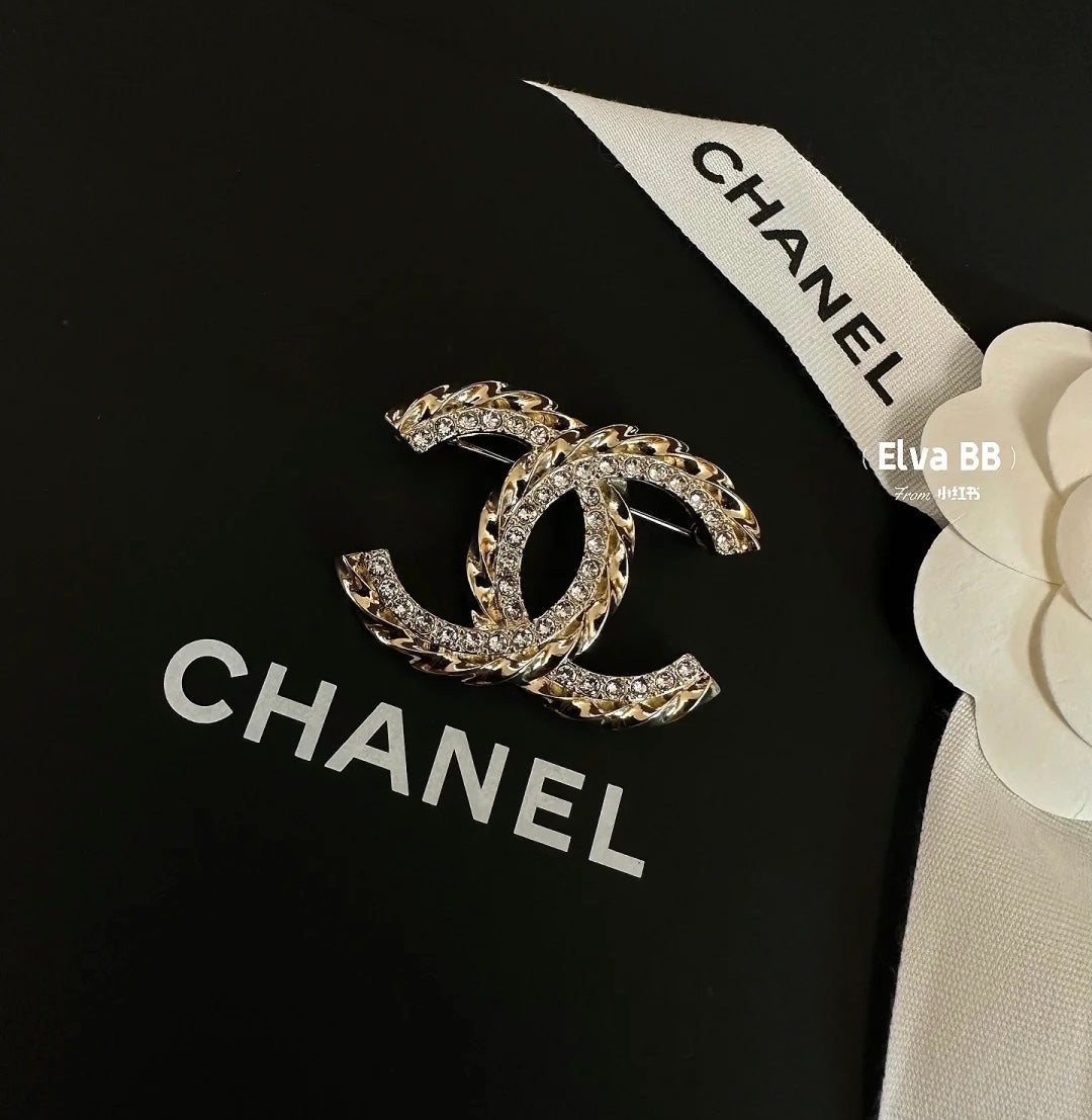 26SS NEW Full diamond corrugated double c brooch