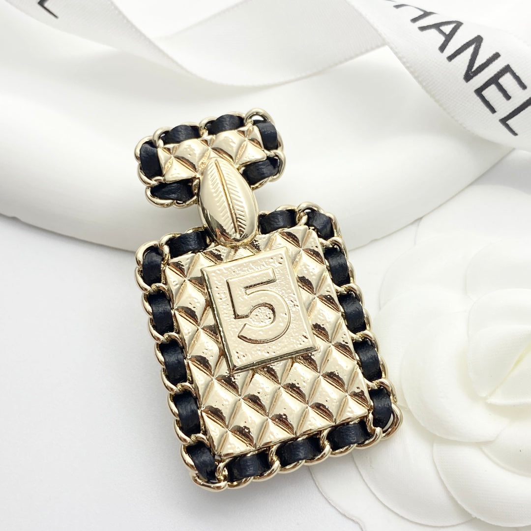 26SS NEW Black gold leather chain perfume bottle brooch