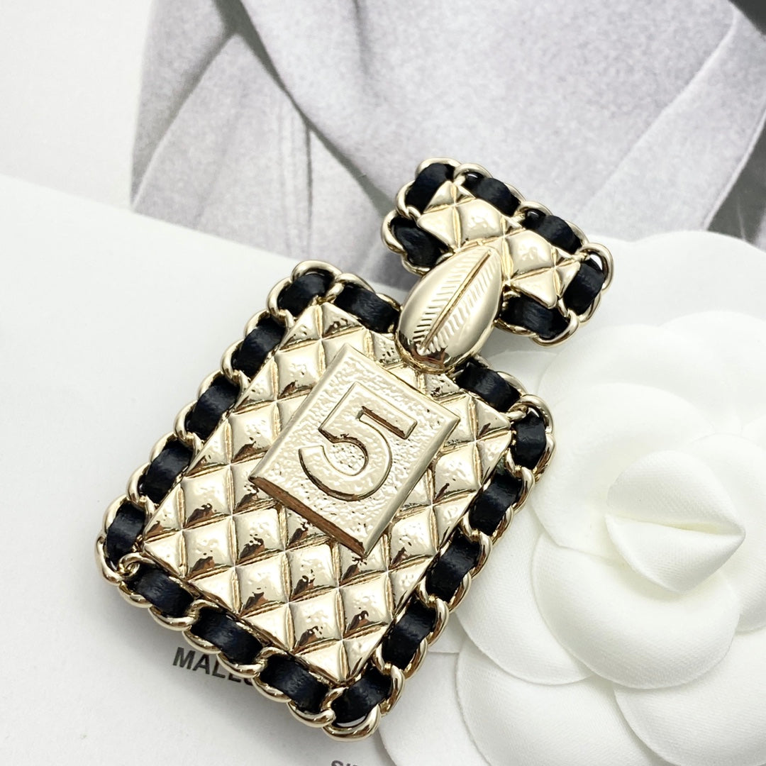 26SS NEW Black gold leather chain perfume bottle brooch