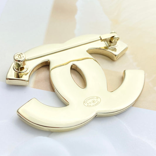 26SS NEW Double C ink white gold enamel brooch