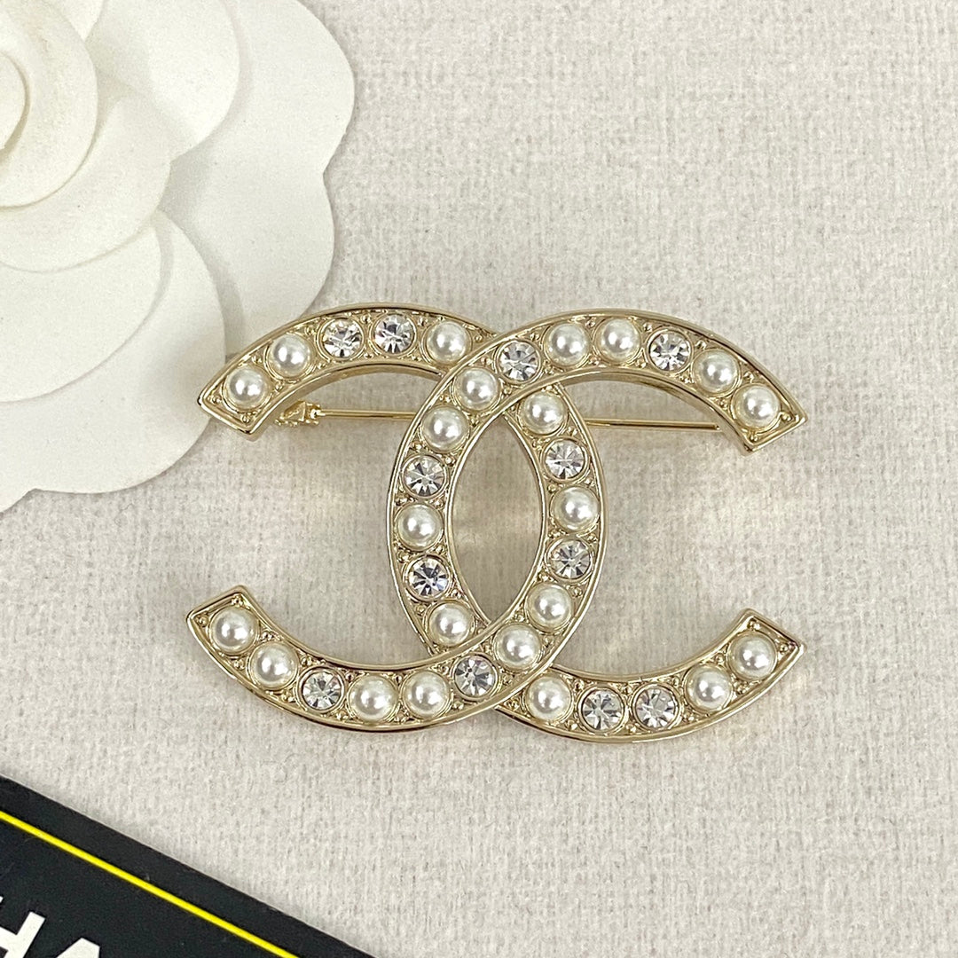 26SS NEW Pearl and Diamond Alphabet Double C Brooch