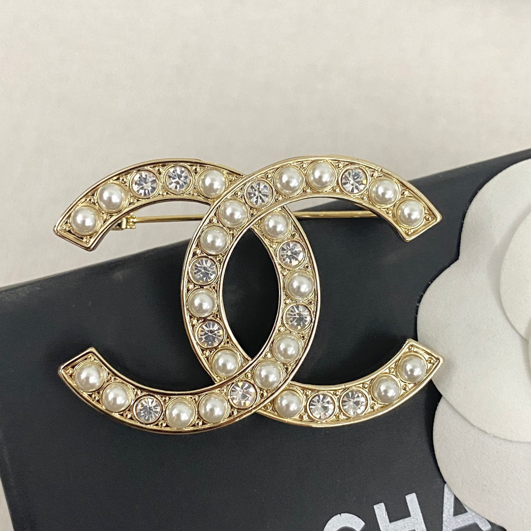 26SS NEW Pearl and Diamond Alphabet Double C Brooch