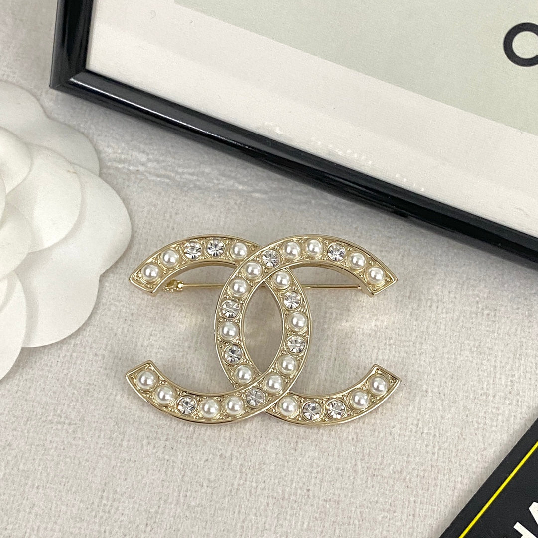 26SS NEW Pearl and Diamond Alphabet Double C Brooch