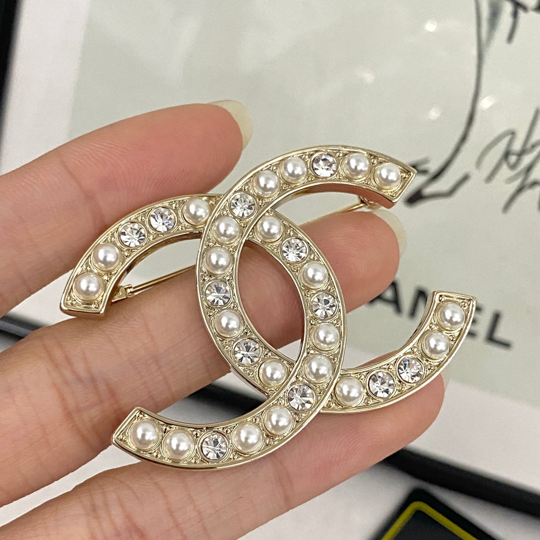 26SS NEW Pearl and Diamond Alphabet Double C Brooch