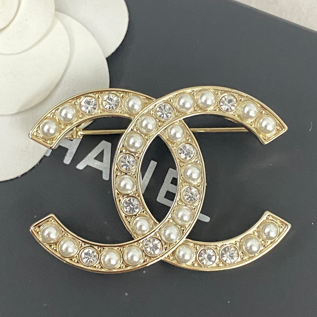 26SS NEW Pearl and Diamond Alphabet Double C Brooch