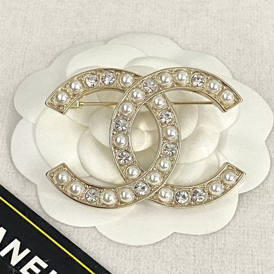 26SS NEW Pearl and Diamond Alphabet Double C Brooch