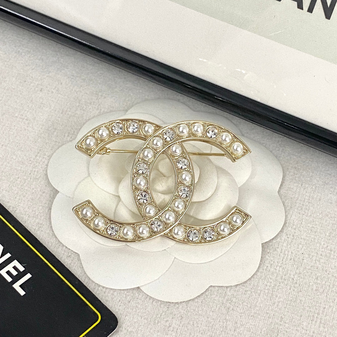 26SS NEW Pearl and Diamond Alphabet Double C Brooch