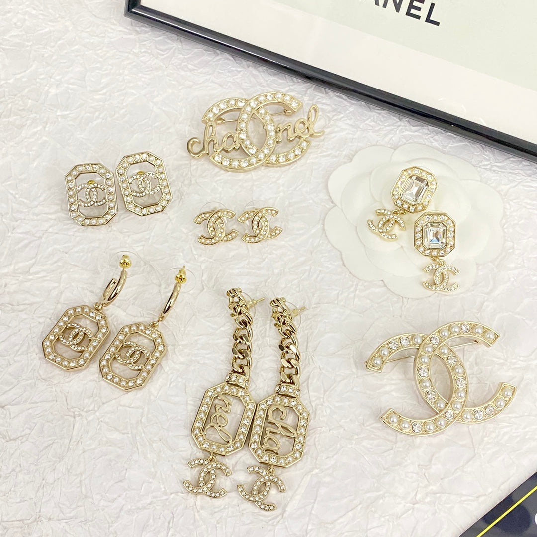 26SS NEW Pearl and Diamond Alphabet Double C Brooch