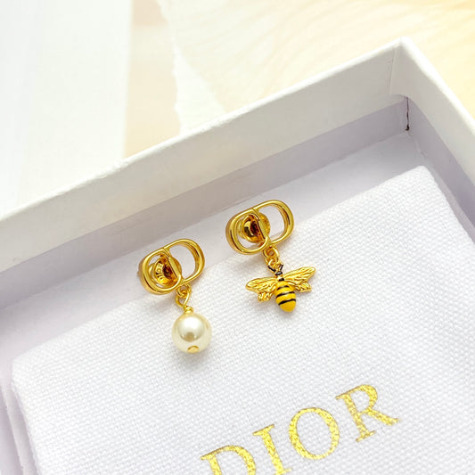 🔥HOT🔥26SS NEW Asymmetric Pearl Bee CD Stud Earrings