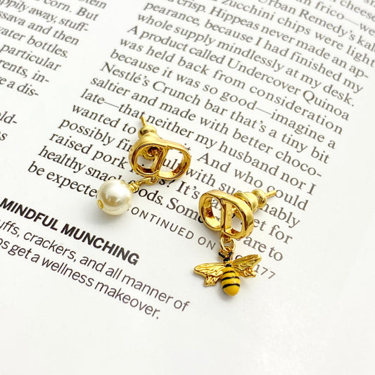 🔥HOT🔥26SS NEW Asymmetric Pearl Bee CD Stud Earrings