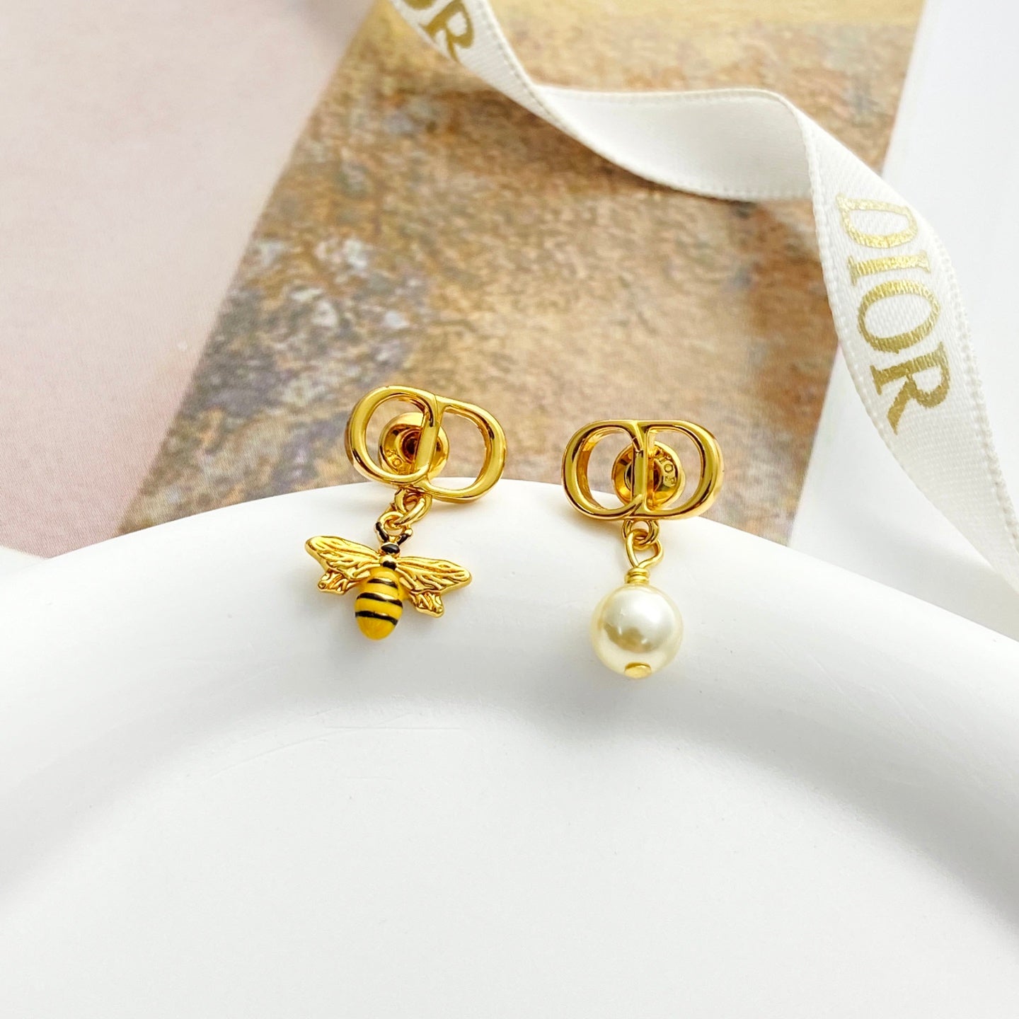 🔥HEISS🔥26SS NEU Asymmetrische Perlen-Bienen-CD-Ohrstecker