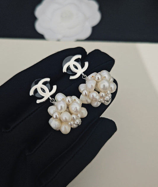 🔥HOT🔥26SS NEW White gold cc shaped pearl earrings