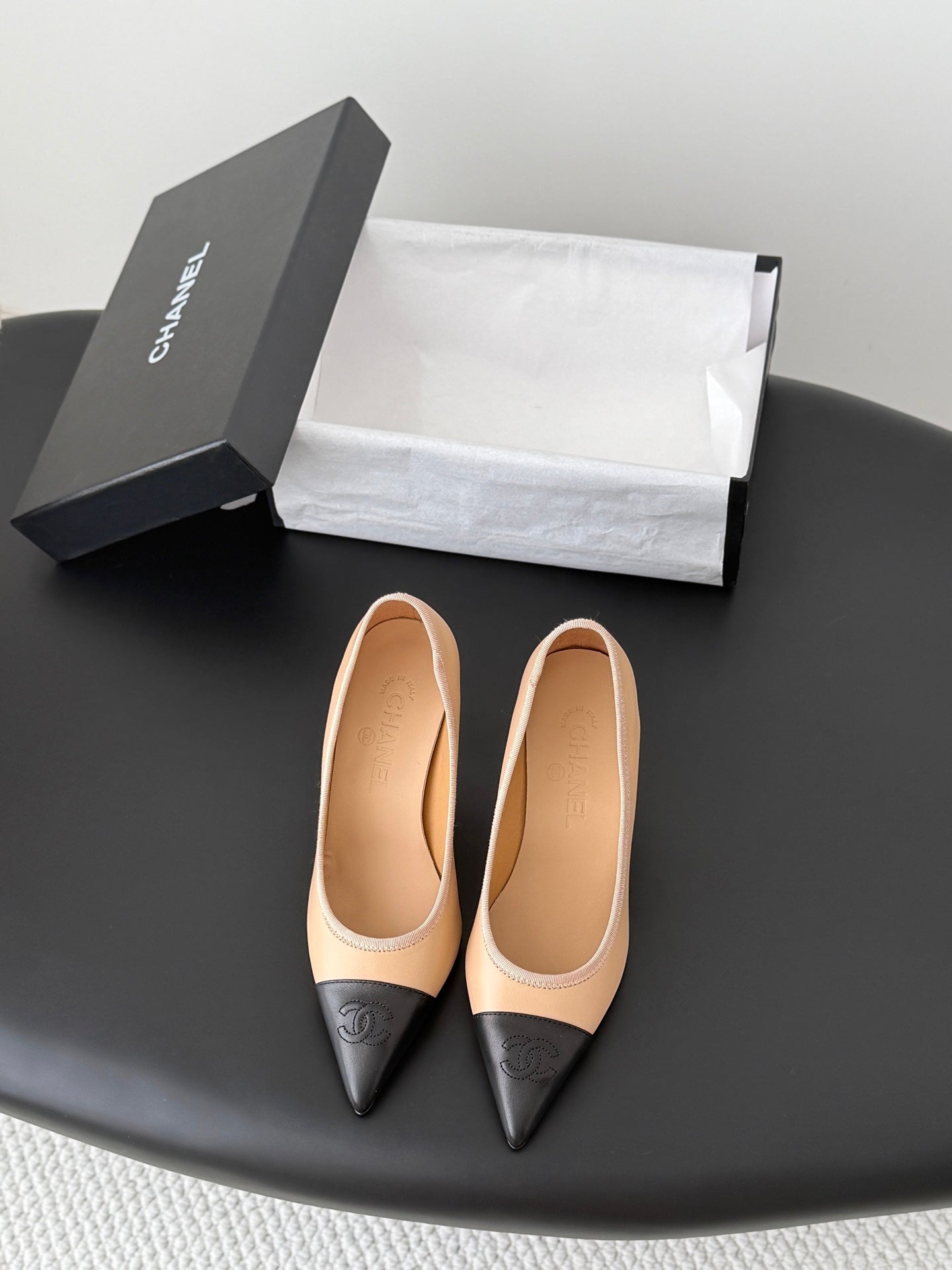 26SS NEU Atemberaubende Mary Jane Serie spitze High Heels