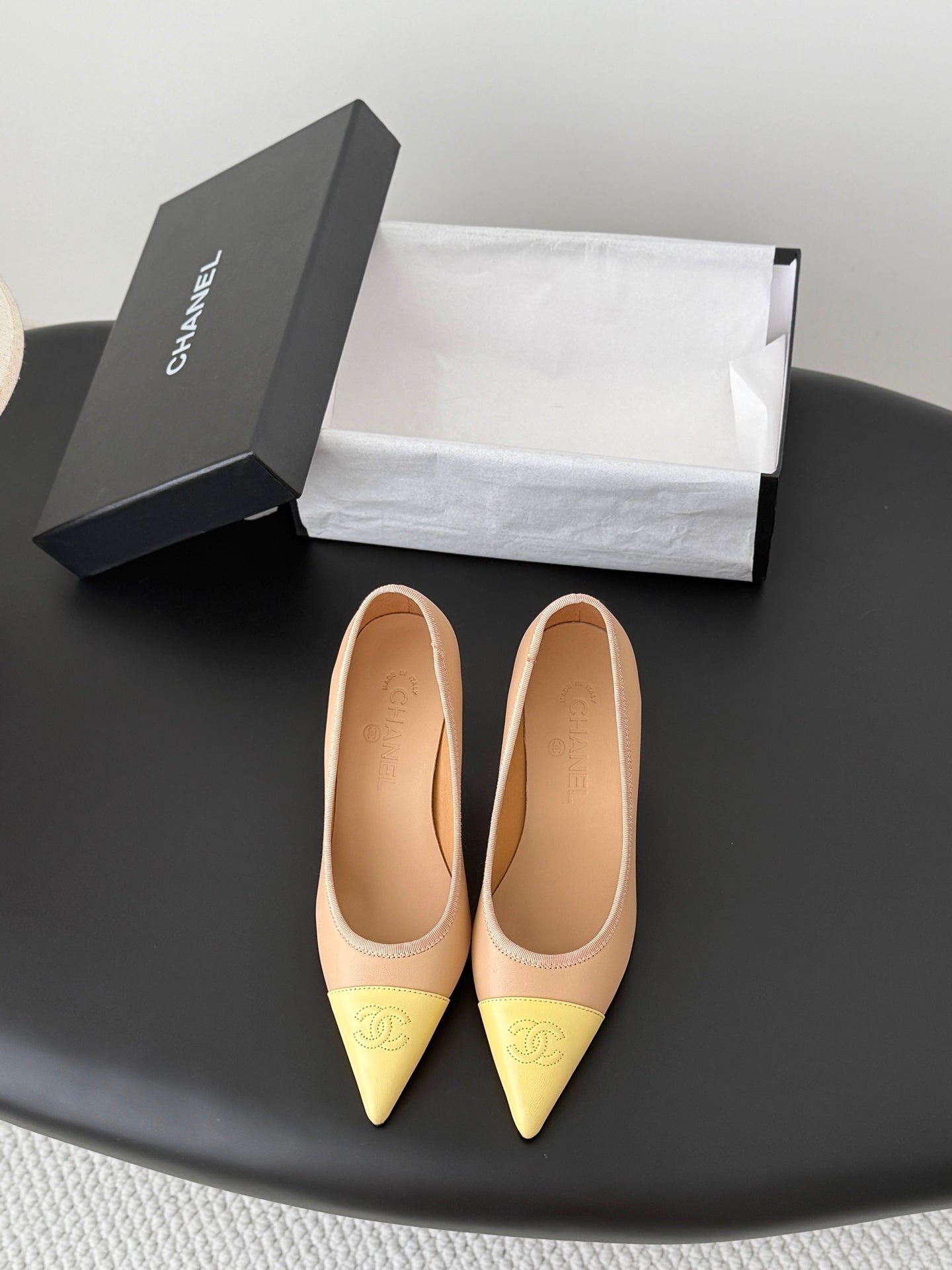 26SS NEU Atemberaubende Mary Jane Serie spitze High Heels