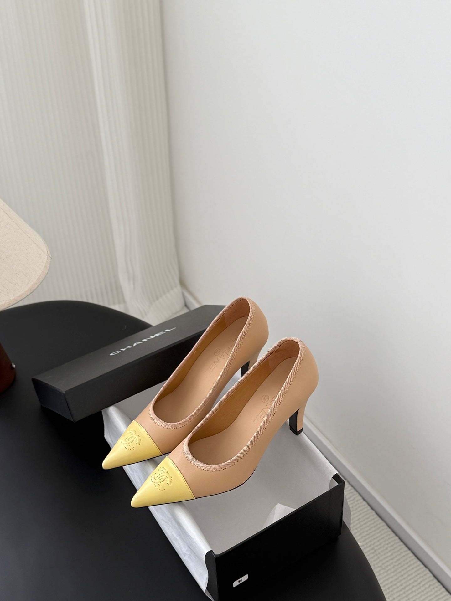 26SS NEU Atemberaubende Mary Jane Serie spitze High Heels