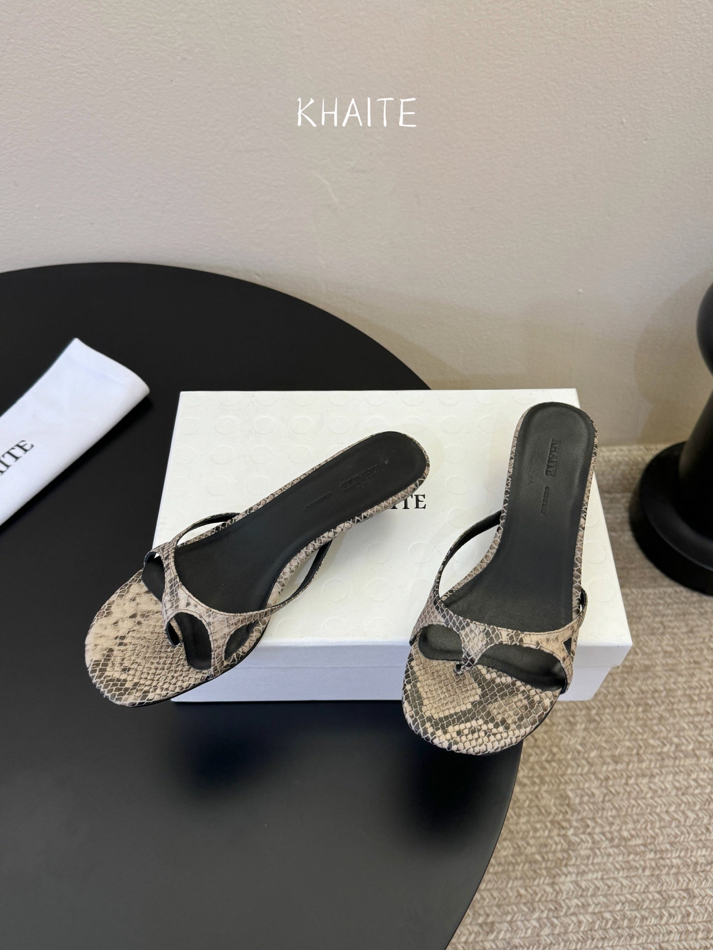 26SS NEU Flache Pantoletten mit eckiger Zehenpartie und Slippern