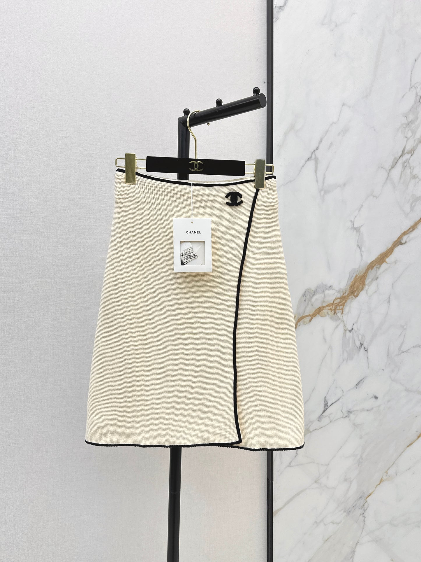 26SS NEW Contrast color trimmed hip skirt