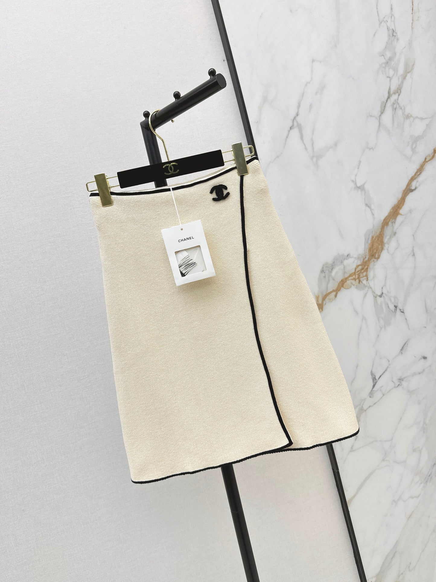 26SS NEW Contrast color trimmed hip skirt