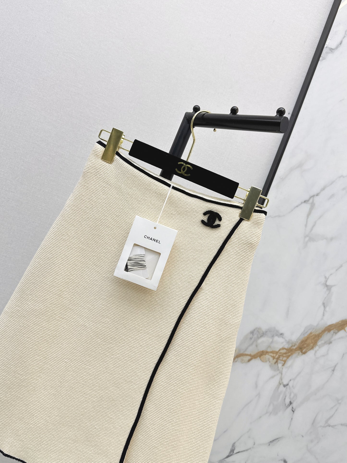26SS NEW Contrast color trimmed hip skirt