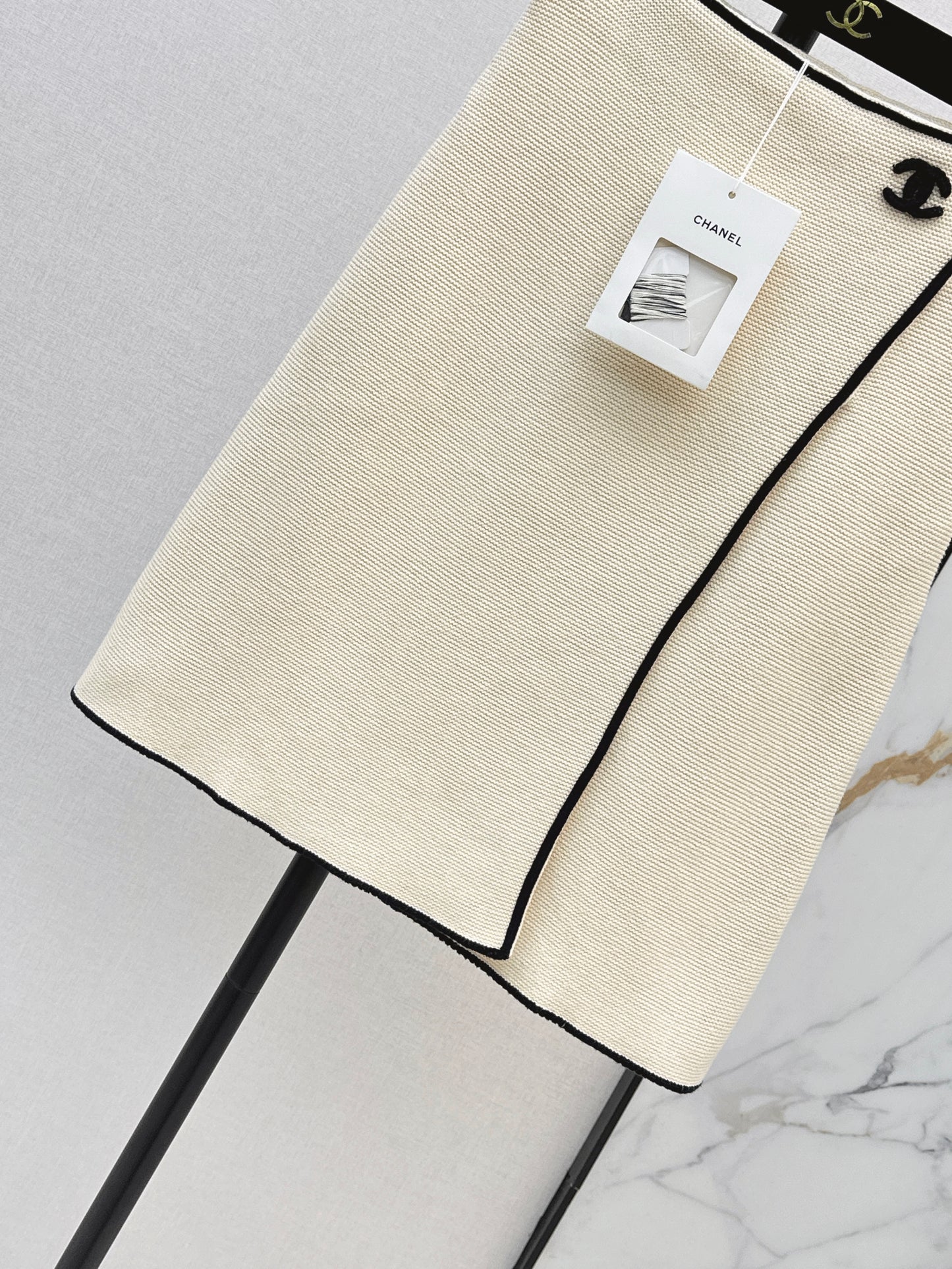 26SS NEW Contrast color trimmed hip skirt